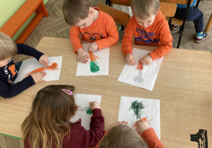 dzieci koloruja marchewki